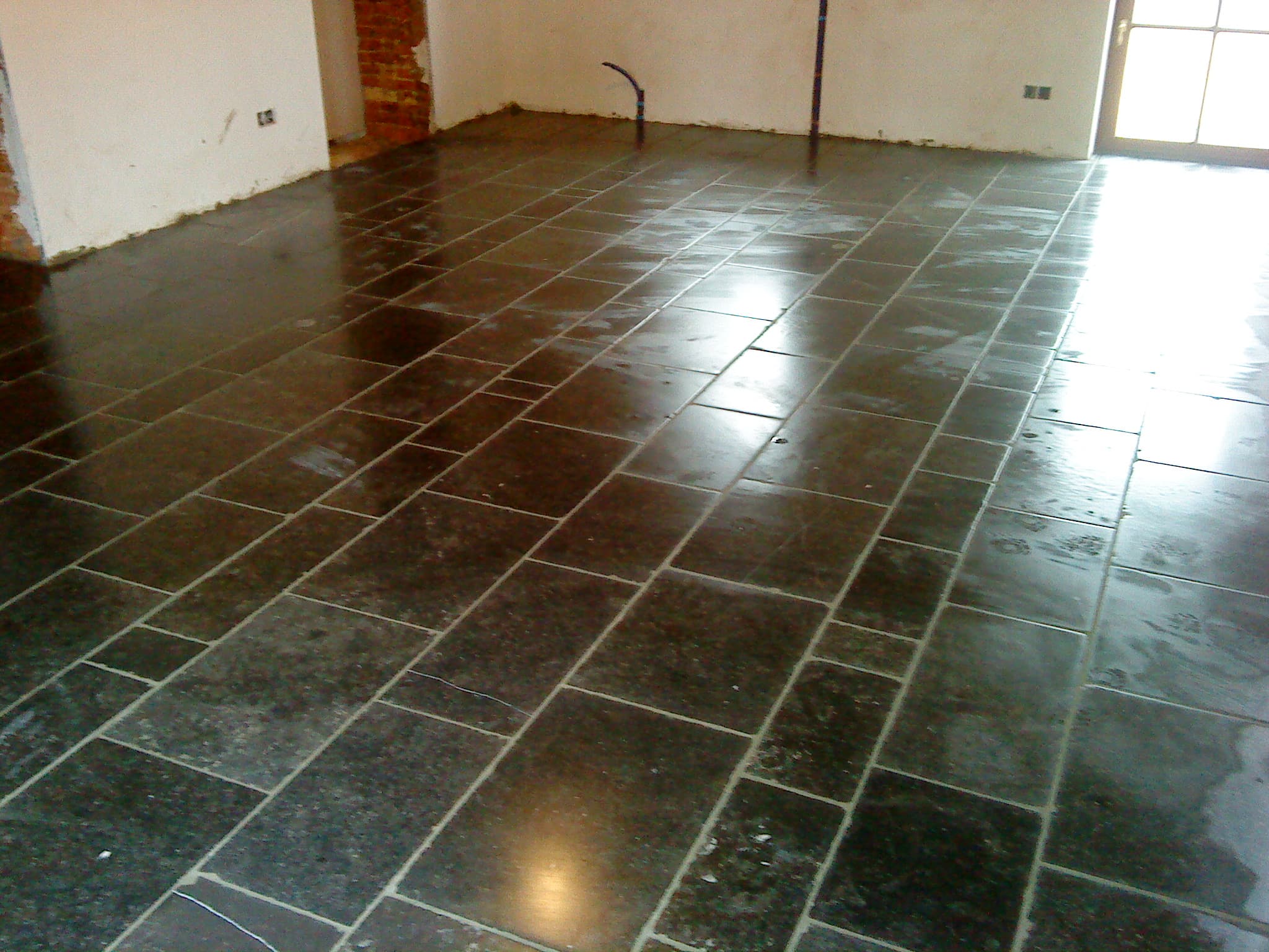 Pose de carrelage dans le salon d’une maison